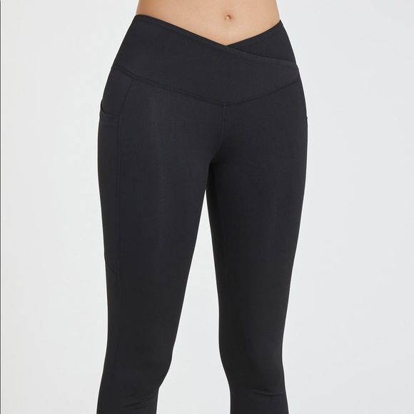 Black Crossover Legging With Pockets - Picture 5 of 6